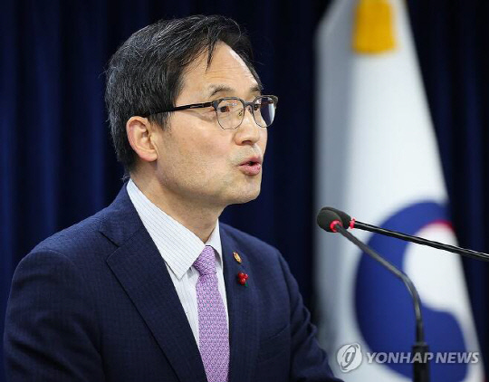 한기정 공정거래위원장이 19일 플랫폼 독과점 폐해를 줄일 수 있는 플랫폼 공정경쟁촉진법 제정 관련 브리핑을 하고 있다. 연합뉴스